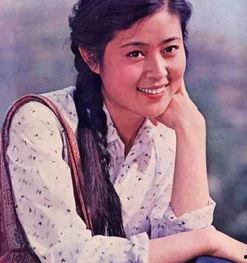 倪萍央视相片和生活照,央视镜头下的优雅与生活照中的真实魅力